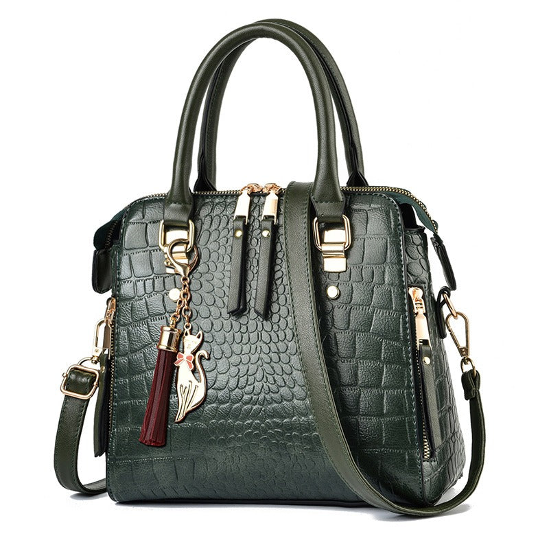 Fashionable women's crossbody one shoulder handbag.