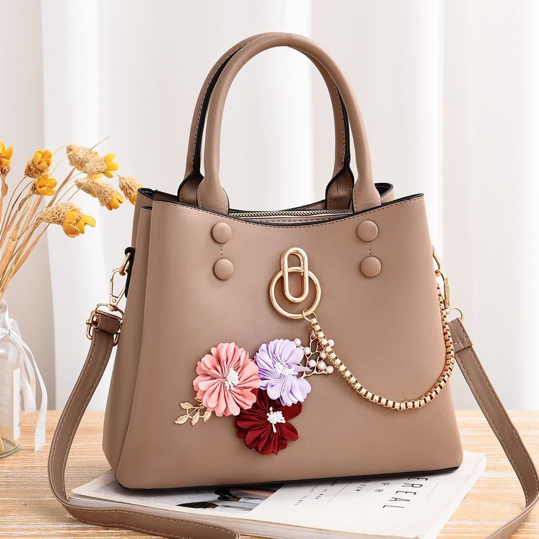 Large capacity flower chain single shoulder crossbody bag. Water bucket shape handbag for women.