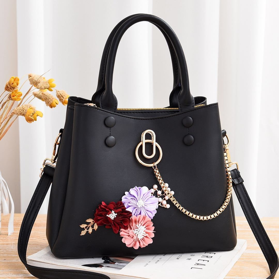 Large capacity flower chain single shoulder crossbody bag. Water bucket shape handbag for women.