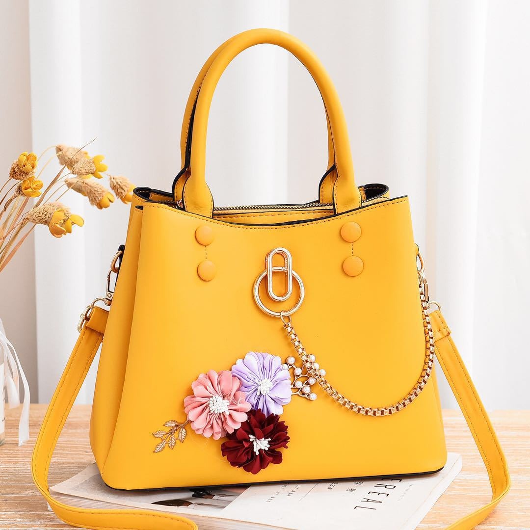 Large capacity flower chain single shoulder crossbody bag. Water bucket shape handbag for women.