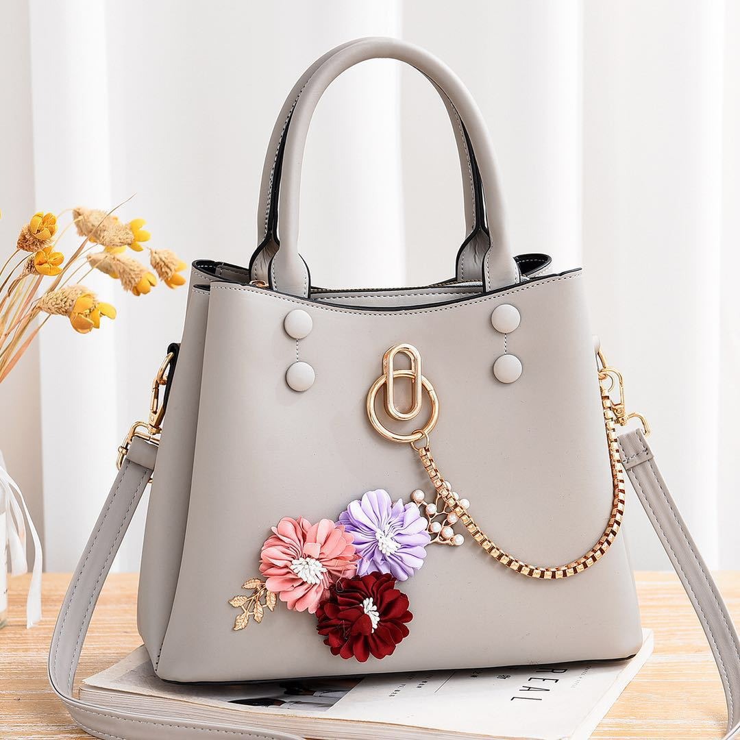 Large capacity flower chain single shoulder crossbody bag. Water bucket shape handbag for women.